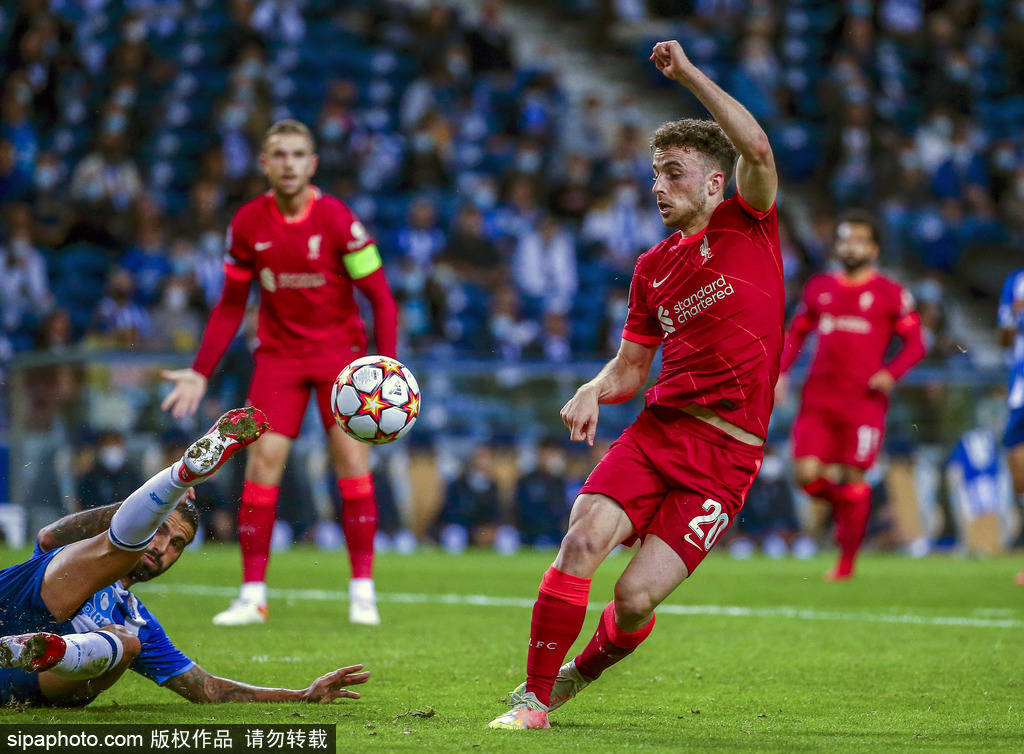 使人们对他 使人们对他